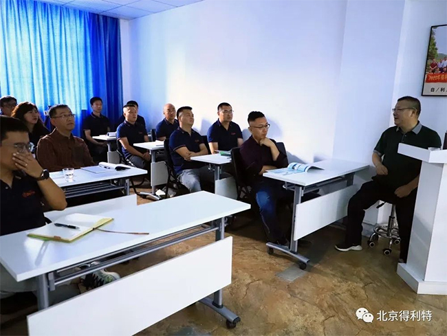 得利特邀请油液监控研究员为员工做设备润滑与油液分析等知识培训